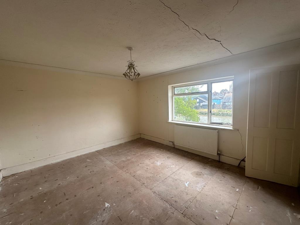 Lot: 125 - TERRACE HOUSE FOR IMPROVEMENT - Bedroom to front